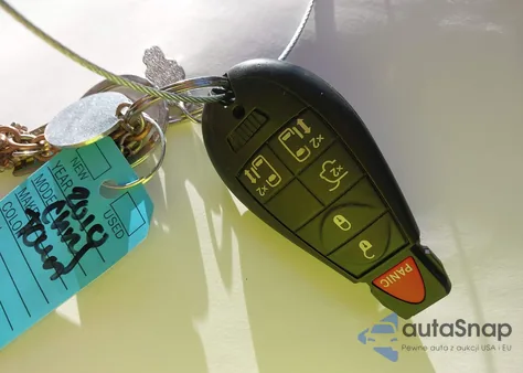 2010 Chrysler Town & Country Touring из США, поврежденный, VIN 2A4RR5D12AR226507